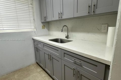 Casa en alquiler en Coral Gables, Florida, 3 dormitorios, 102.84 m2 № 1948813 - foto 8