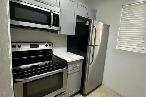 Casa en alquiler en Coral Gables, Florida, 3 dormitorios, 102.84 m2 № 1948813 - foto 7