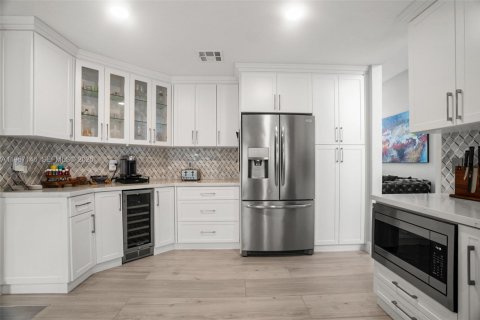 House in Pembroke Pines, Florida 4 bedrooms, 241.08 sq.m. № 2038356 - photo 22