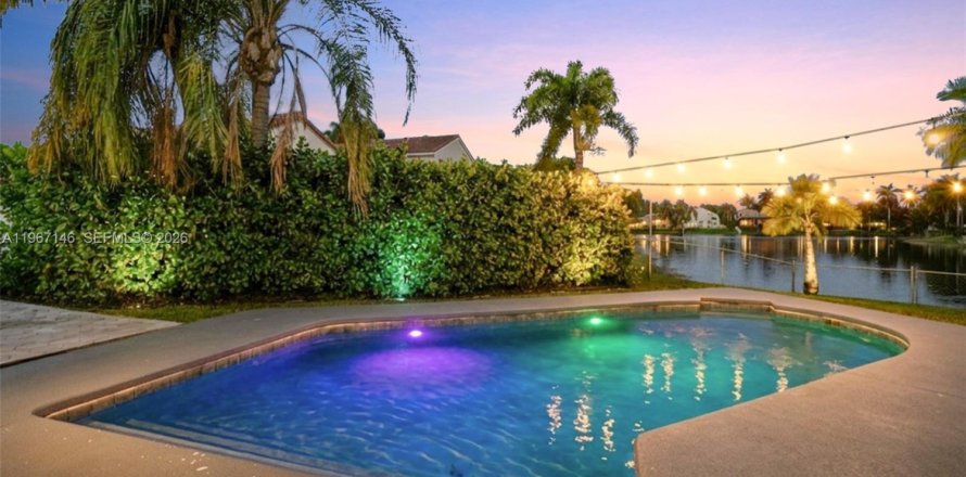 House in Pembroke Pines, Florida 4 bedrooms, 241.08 sq.m. № 2038356