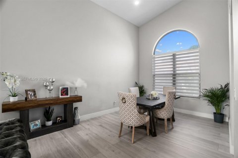 House in Pembroke Pines, Florida 4 bedrooms, 241.08 sq.m. № 2038356 - photo 15