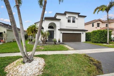 House in Pembroke Pines, Florida 4 bedrooms, 241.08 sq.m. № 2038356 - photo 2