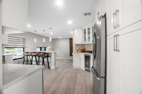 House in Pembroke Pines, Florida 4 bedrooms, 241.08 sq.m. № 2038356 - photo 19