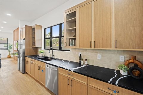House in Tampa, Florida 4 bedrooms, 232.91 sq.m. № 2259376 - photo 12