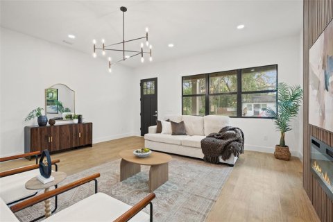 House in Tampa, Florida 4 bedrooms, 232.91 sq.m. № 2259376 - photo 8