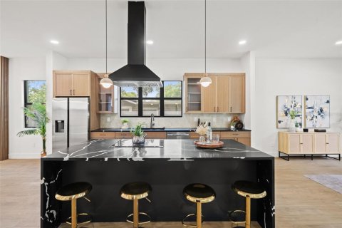 House in Tampa, Florida 4 bedrooms, 232.91 sq.m. № 2259376 - photo 13