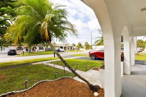Villa ou maison à louer à Sunrise, Floride: 3 chambres № 2152844 - photo 2