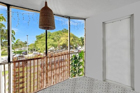 Condo in Miami, Florida, 1 bedroom  № 1699551 - photo 22