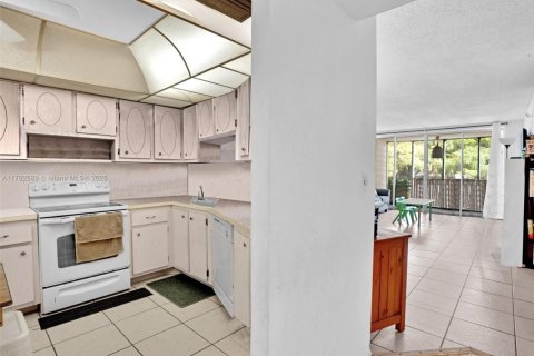 Condo in Miami, Florida, 1 bedroom  № 1699551 - photo 5