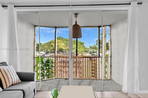 Condo in Miami, Florida, 1 bedroom  № 1699551 - photo 18