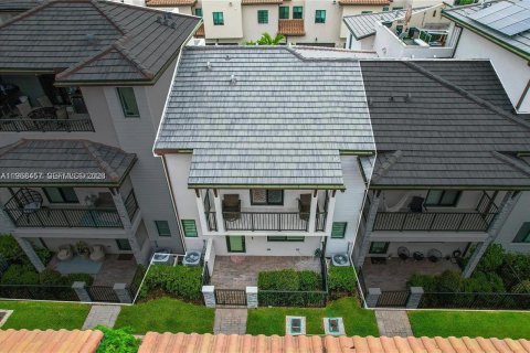 Снять в аренду таунхаус в Дорал, Флорида 3 спальни, 137.68м2, № 2020780 - фото 2