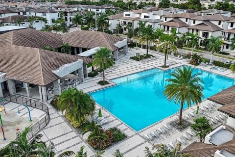 Снять в аренду таунхаус в Дорал, Флорида 3 спальни, 137.68м2, № 2020780 - фото 3