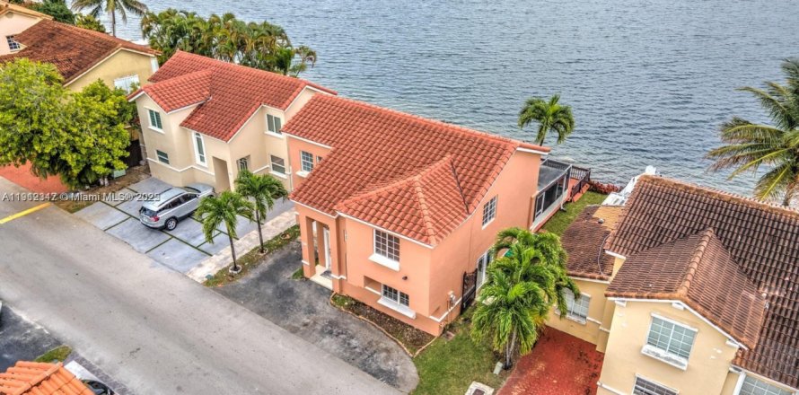 Villa ou maison à Miami, Floride 4 chambres, 170.38 m2 № 1966823