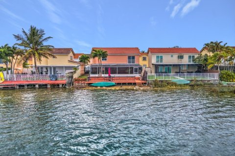 Villa ou maison à louer à Miami, Floride: 4 chambres, 170.38 m2 № 1966823 - photo 3