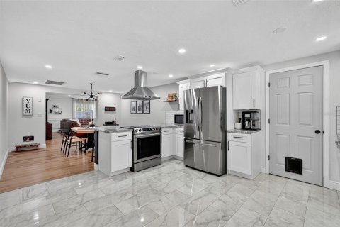 House in Clearwater, Florida 3 bedrooms, 201.41 sq.m. № 1914627 - photo 13