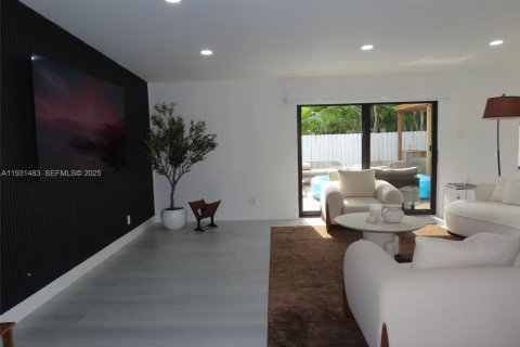 Villa ou maison à louer à Sunny Isles Beach, Floride: 3 chambres, 213.68 m2 № 1990118 - photo 4