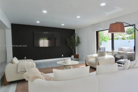 Villa ou maison à louer à Sunny Isles Beach, Floride: 3 chambres, 213.68 m2 № 1990118 - photo 1