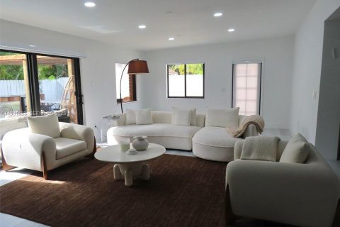 Villa ou maison à louer à Sunny Isles Beach, Floride: 3 chambres, 213.68 m2 № 1990118 - photo 2