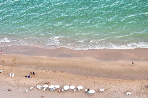 Copropriété à vendre à Hallandale Beach, Floride: 2 chambres, 100.89 m2 № 2090137 - photo 3