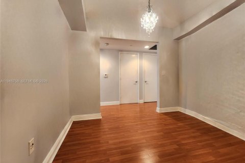 Copropriété à vendre à Hallandale Beach, Floride: 2 chambres, 100.89 m2 № 2090137 - photo 12