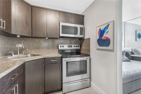 Apartment in North Bay Village, Florida 41.16 sq.m. № 1923835 - photo 4