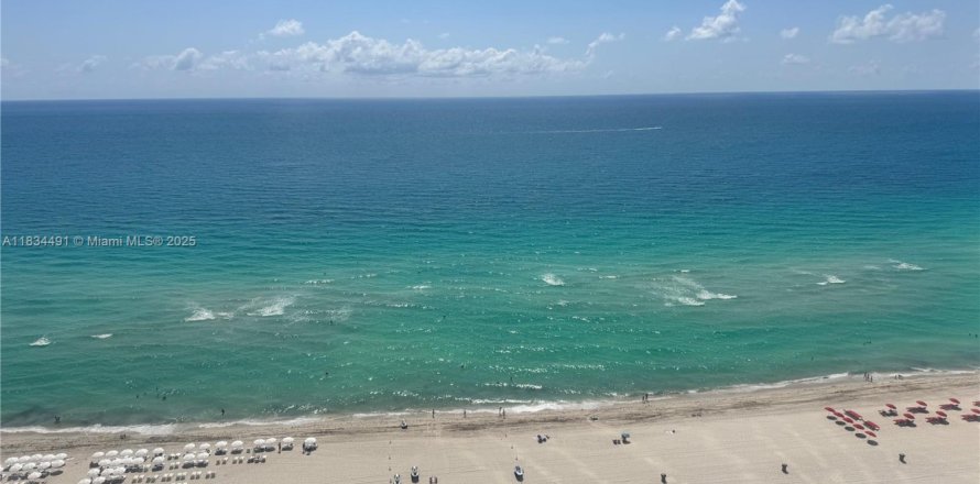 Studio in the Condo in Sunny Isles Beach, Florida  № 1816353