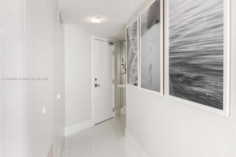 Condo in Miami Beach, Florida, 3 bedrooms  № 1977314 - photo 10