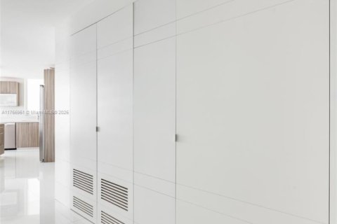 Condo in Miami Beach, Florida, 3 bedrooms  № 1977314 - photo 9
