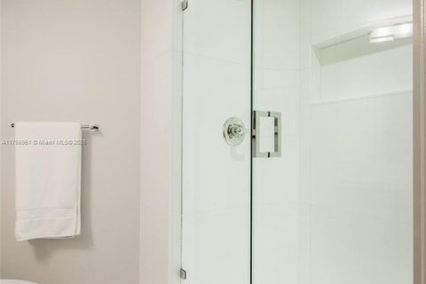 Condo in Miami Beach, Florida, 3 bedrooms  № 1977314 - photo 13