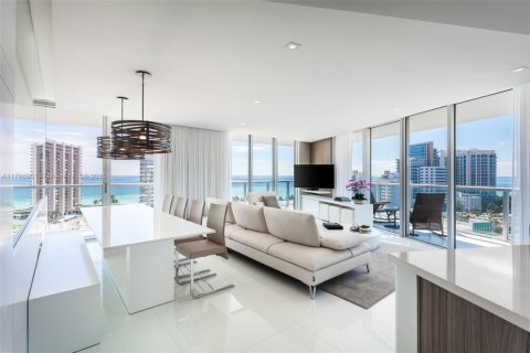 Condo in Miami Beach, Florida, 3 bedrooms  № 1977314 - photo 1