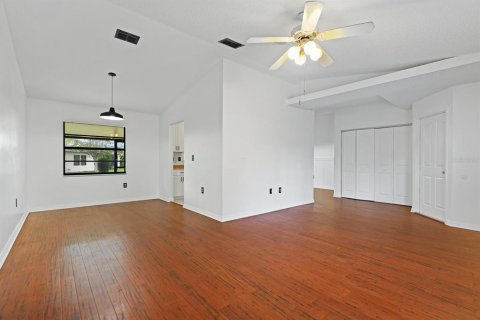 House in Zephyrhills, Florida 3 bedrooms, 138.05 sq.m. № 1886497 - photo 5