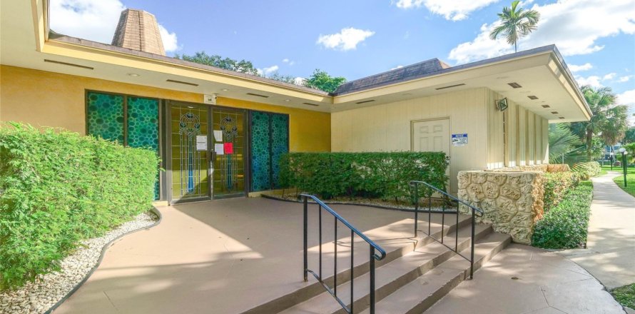 Condo in Lauderdale Lakes, Florida, 1 bedroom № 914125