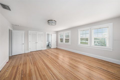 House in Saint Petersburg, Florida 3 bedrooms, 232.72 sq.m. № 1804062 - photo 24