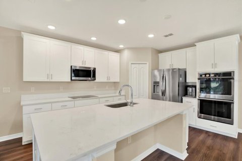 House in San Antonio, Florida 5 bedrooms, 284.19 sq.m. № 1717593 - photo 8
