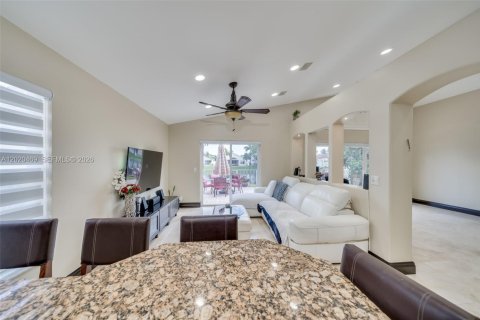 House in Hollywood, Florida 3 bedrooms, 153.1 sq.m. № 2083387 - photo 6