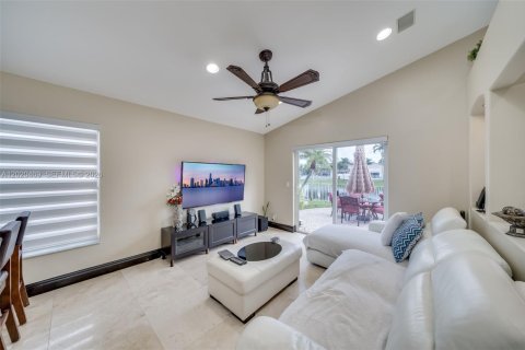 House in Hollywood, Florida 3 bedrooms, 153.1 sq.m. № 2083387 - photo 7