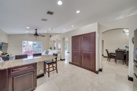 House in Hollywood, Florida 3 bedrooms, 153.1 sq.m. № 2083387 - photo 5