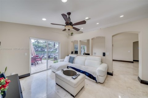 House in Hollywood, Florida 3 bedrooms, 153.1 sq.m. № 2083387 - photo 8