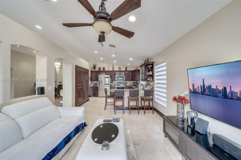 House in Hollywood, Florida 3 bedrooms, 153.1 sq.m. № 2083387 - photo 10