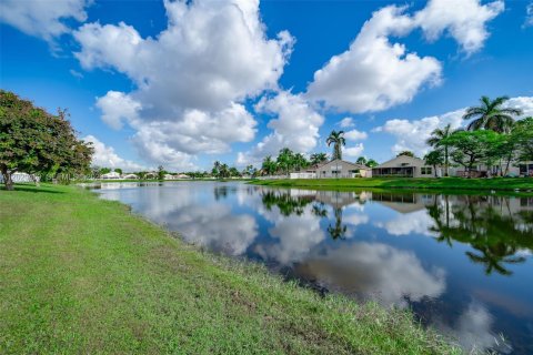 House in Hollywood, Florida 3 bedrooms, 153.1 sq.m. № 2083387