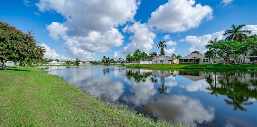 House in Hollywood, Florida 3 bedrooms, 153.1 sq.m. № 2083387