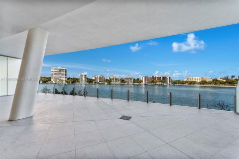 Снять в аренду кондоминиум в Майами, Флорида 3 спальни, 226.03м2, № 2050784 - фото 2