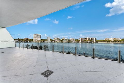 Снять в аренду кондоминиум в Майами, Флорида 3 спальни, 226.03м2, № 2050784 - фото 3