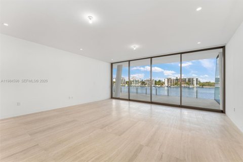 Снять в аренду кондоминиум в Майами, Флорида 3 спальни, 226.03м2, № 2050784 - фото 16