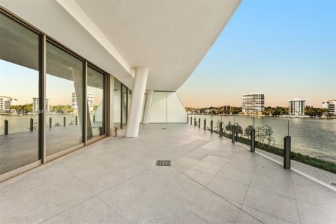 Снять в аренду кондоминиум в Майами, Флорида 3 спальни, 226.03м2, № 2050784 - фото 12