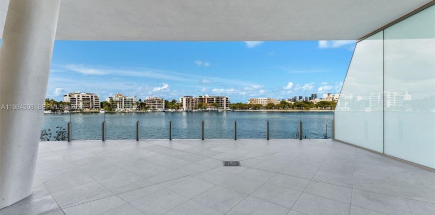 Кондоминиум с 3 спальнями в Майами, Флорида № 2050784