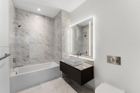 Снять в аренду кондоминиум в Майами, Флорида 3 спальни, 226.03м2, № 2050784 - фото 25