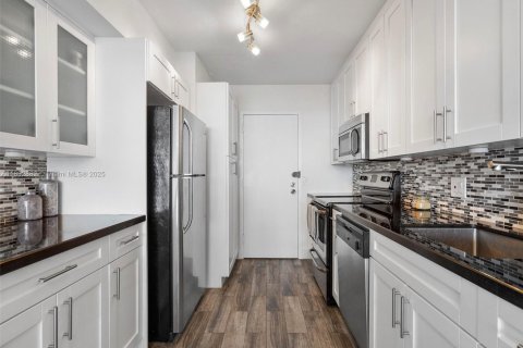 Copropriété à louer à Hollywood, Floride: 2 chambres, 97.55 m2 № 1946458 - photo 13