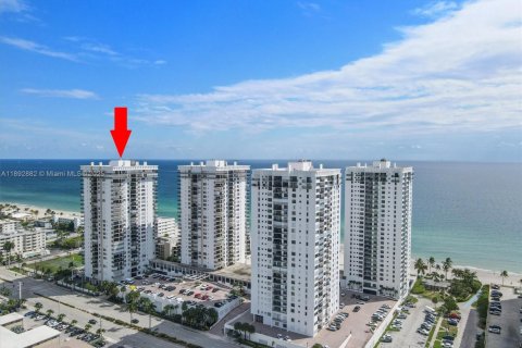 Copropriété à louer à Hollywood, Floride: 2 chambres, 97.55 m2 № 1946458 - photo 1