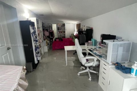 House in Miami, Florida 4 bedrooms, 138.89 sq.m. № 1944198 - photo 13